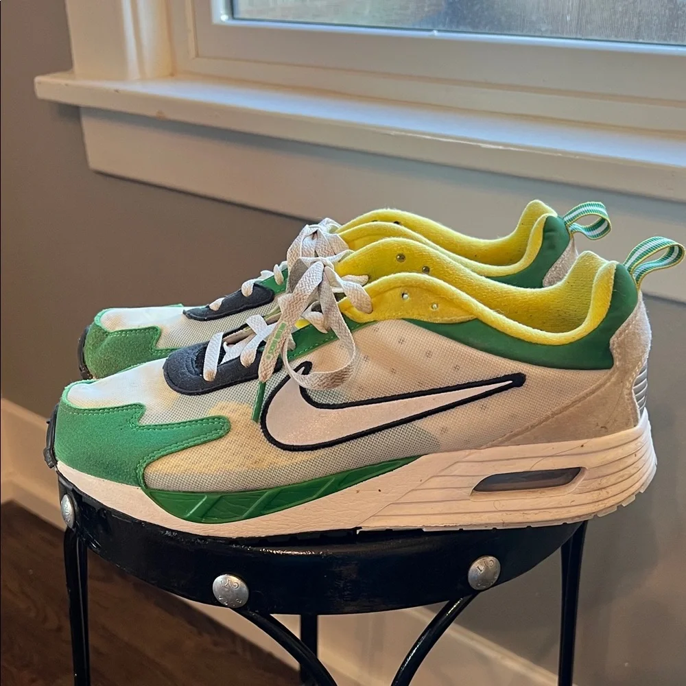 Nike Men’s Oregon Ducks Green and White Sneakers - Picture 3 of 4